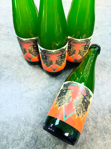 SOLAR TOMB GOLDEN SOUR WITH PINEAPPLE & PASSIONFRUIT 5.3% 375ml